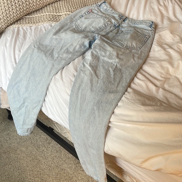 BDG High Waist Mom Jean Light Wash - Picture 5 of 6